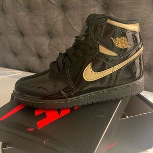 New retro Jordan 1s brand new black metallic gold and black Jordan’s size 6.5Y